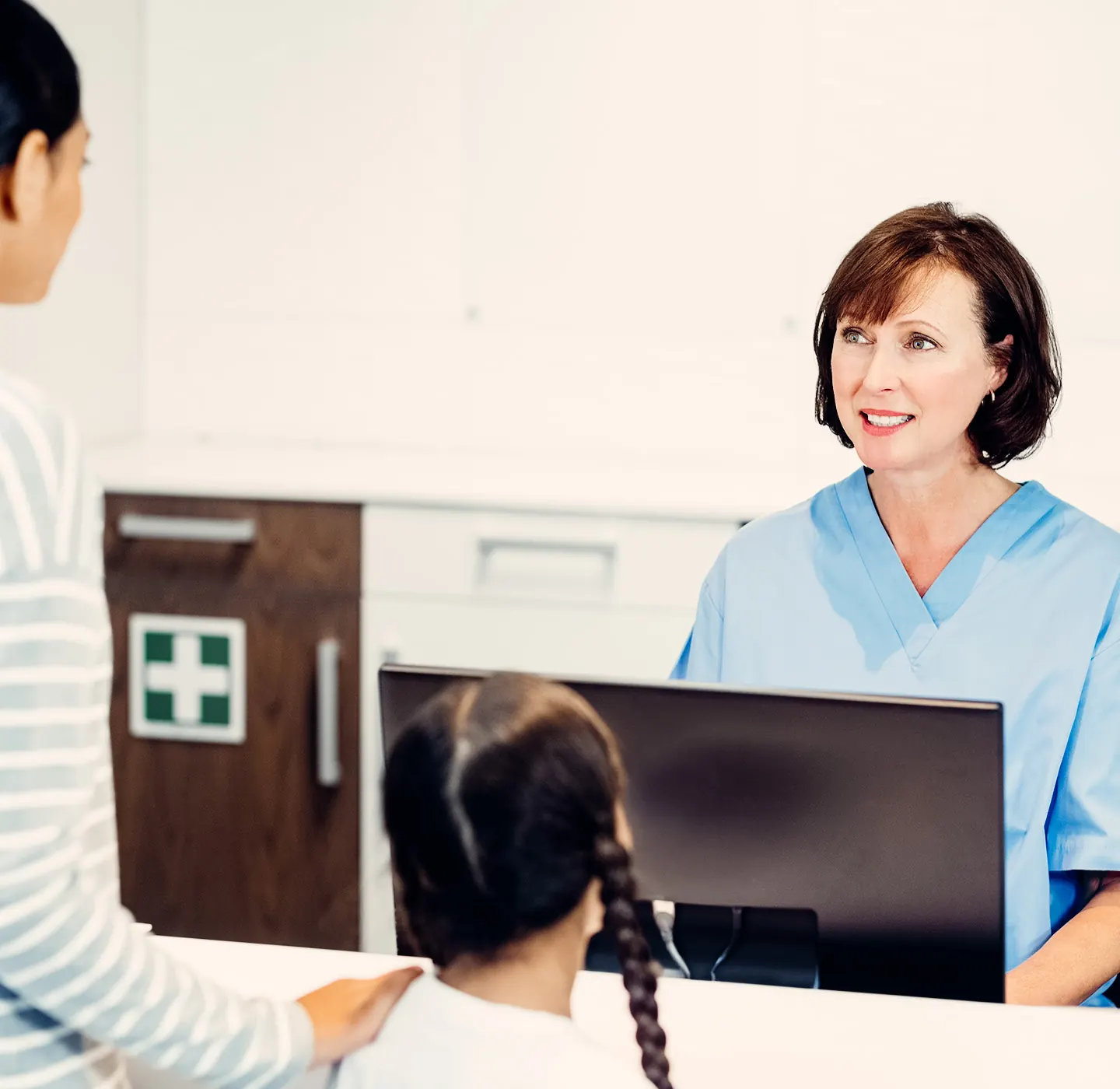 Empfang einer Zahnarztpraxis mit Patientin und Kind